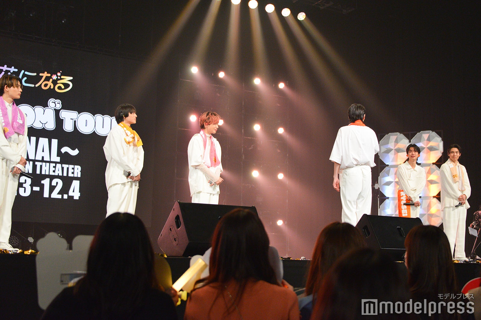 8LOOMメンバーに声をかける高橋文哉 （C）モデルプレス