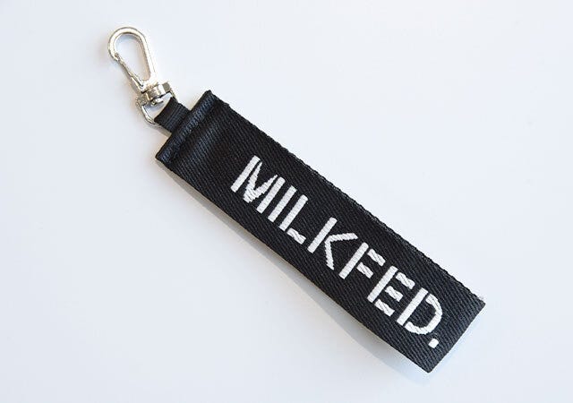ムック本　ムック　付録　人気　おすすめ　オススメ　宝島社　宝島　レビュー　便利　優秀　当たり　MILKFED.　ミルクフェド　バッグ　トートバッグ　ロゴストラップ　ストラップ　チャーム　バッグチャーム