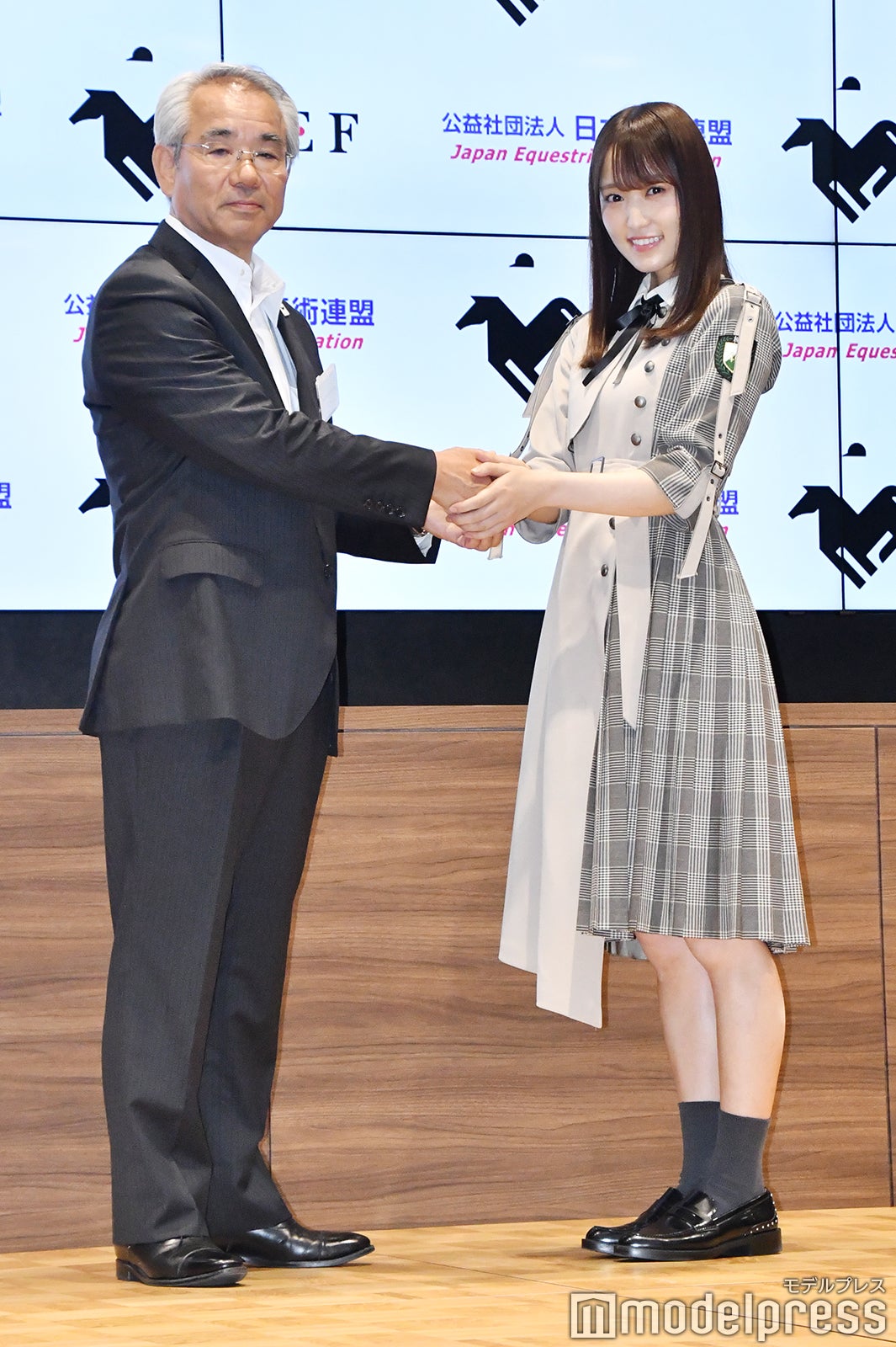 （右）菅井友香（C）モデルプレス