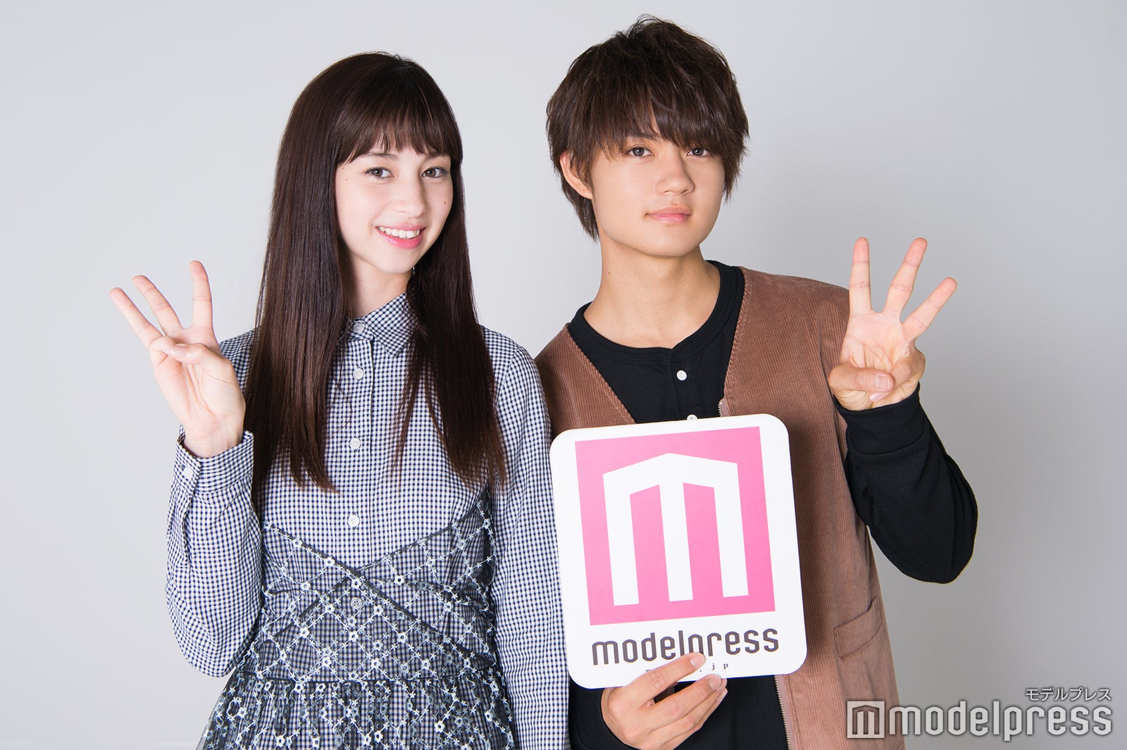 （左から）中条あやみ、佐野勇斗 （C）モデルプレス