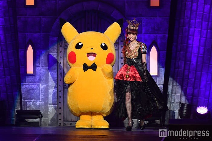 新川優愛 ピカチュウがエスコート ゴージャスな魔女コス披露 モデルプレス 新川優愛 ピカチュウがエスコート ゴージャスな魔女コス披露 モデルプレス