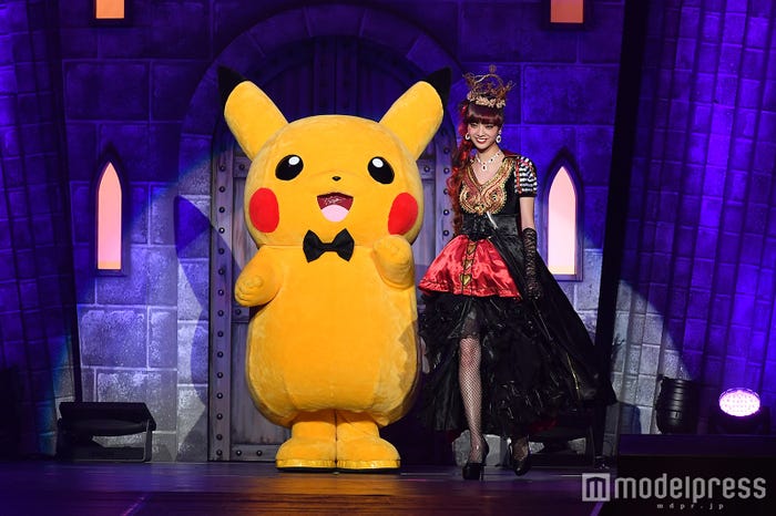 ピカチュウにエスコートされながら登場した新川優愛(C)モデルプレス