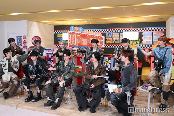 質問に答えるJO1(上段左から)大平祥生、鶴房汐恩、川尻蓮、河野純喜、白岩瑠姫、金城碧海(下段左から)木全翔也、豆原一成、川西拓実、佐藤景瑚、與那城奨(C)モデルプレス