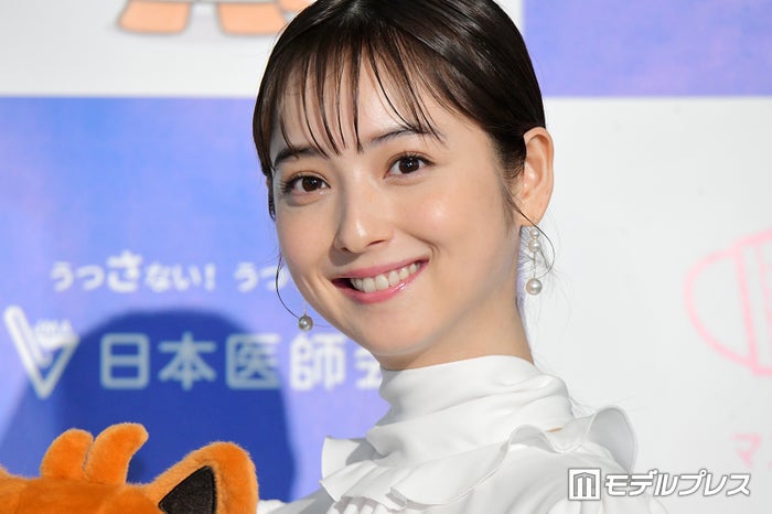 佐々木希、猫耳カチューシャ姿で愛犬を抱っこ「すっぴん？」「可愛すぎる」の声