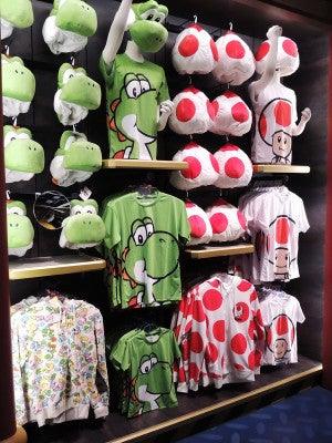 ヨッシーのぬいぐるみハット3500円、キノピオのぬいぐるみハット3300円、Tシャツ各大人用3500円・キッズ用2900円、パーカー各大人用6600円・キッズ用(キノピオのみ)5300円