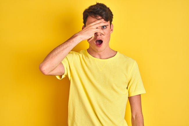 彼女がいるのにどうして？他の女性を目で追う男性心理