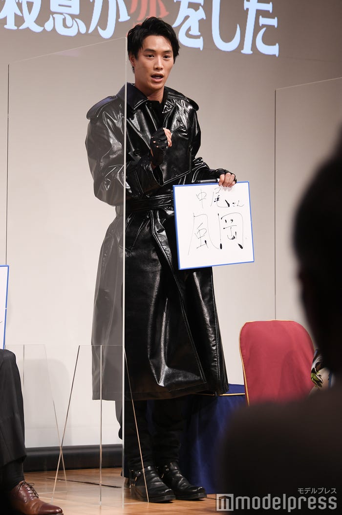 アクリル板を越してしまうことを示す鈴木伸之 (C)モデルプレス