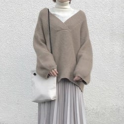 一枚で着るだけじゃないの。コーデが広がるVネックニットレイヤード術