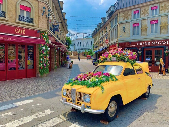 「リサとガスパール タウン」はフランス生まれの人気絵本のキャラクター“リサとガスパール”のテーマエリア。期間中“イエローカート”も登場します