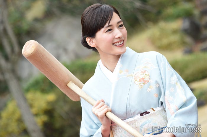 餅つきに挑む綾瀬はるか (C)モデルプレス