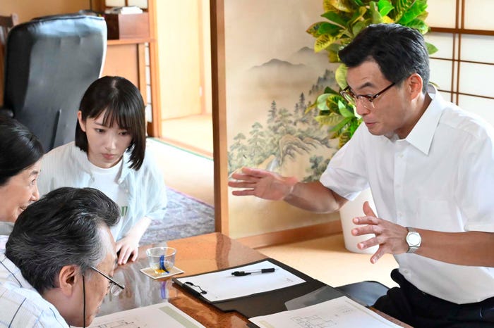 波瑠、徳重聡/「魔法のリノベ」第7話より(C)カンテレ