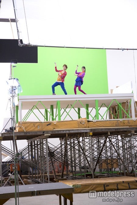 高層セットの撮影でダンスを披露する佐藤健（左）、佐々木希（右）／ロッテ「Fit’s（裏切り果実）」新CM『裏切り果実』篇メイキングカットより