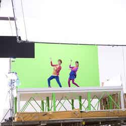 高層セットの撮影でダンスを披露する佐藤健（左）、佐々木希（右）／ロッテ「Fit’s（裏切り果実）」新CM『裏切り果実』篇メイキングカットより