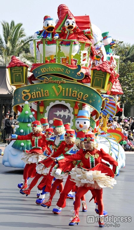 東京ディズニーランド「ディズニー・サンタヴィレッジ・パレード」（C）Disney