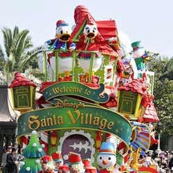東京ディズニーランド「ディズニー・サンタヴィレッジ・パレード」(C)Disney