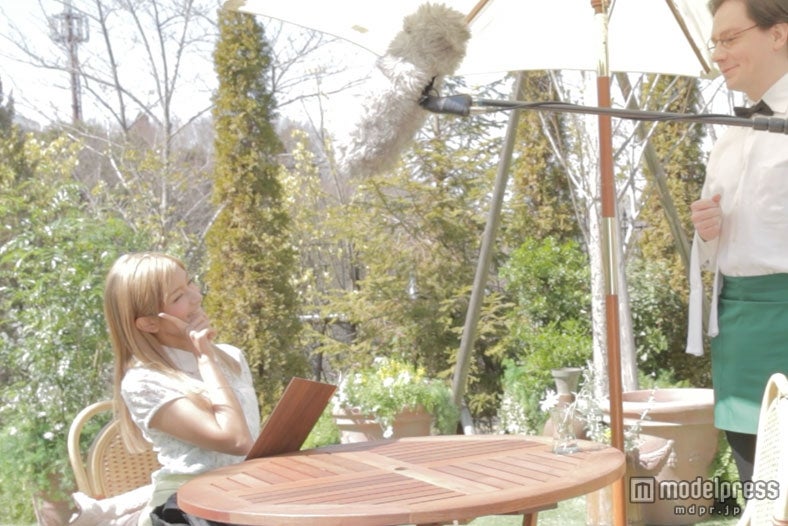 ローラ／「サッポロ ホップ畑の香り」テレビCM「鼻にホップ」篇メイキングショット