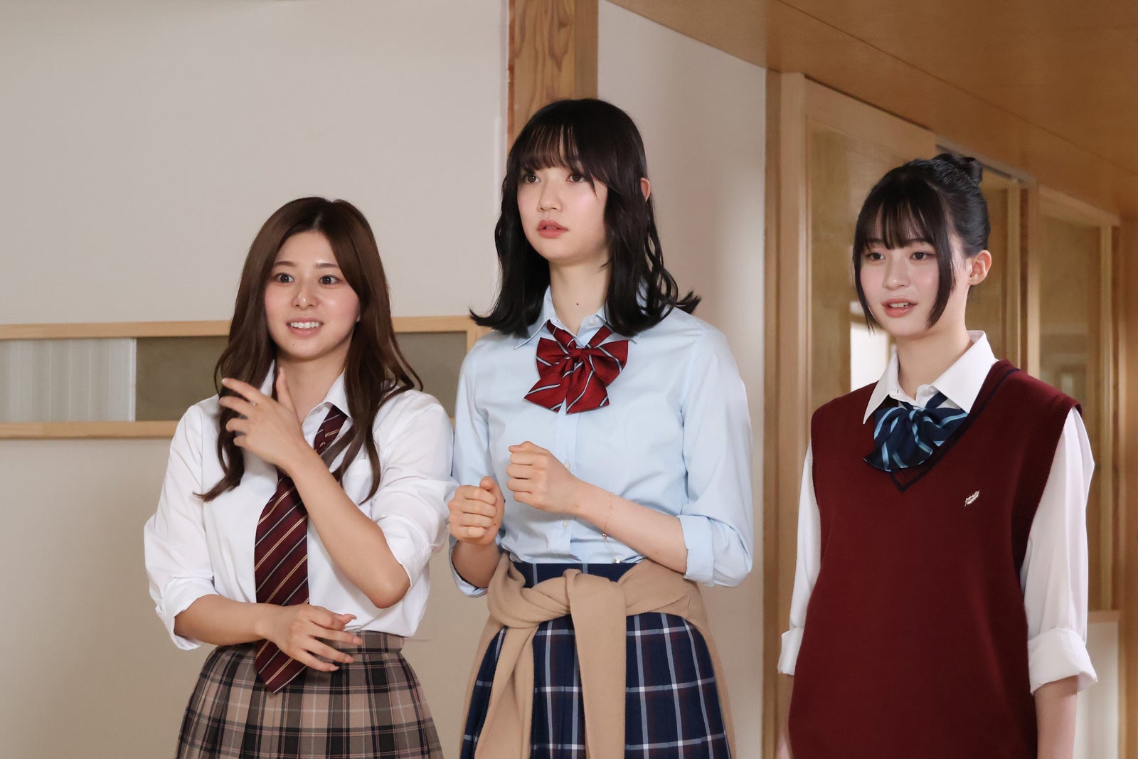 （左から）兼清萌々香、小宮山莉渚、三浦理奈「ビリオン×スクール」第6話より（C）フジテレビ