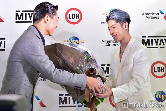 EXILE AKIRA、MIYAVIへ花束を渡す (C)モデルプレス