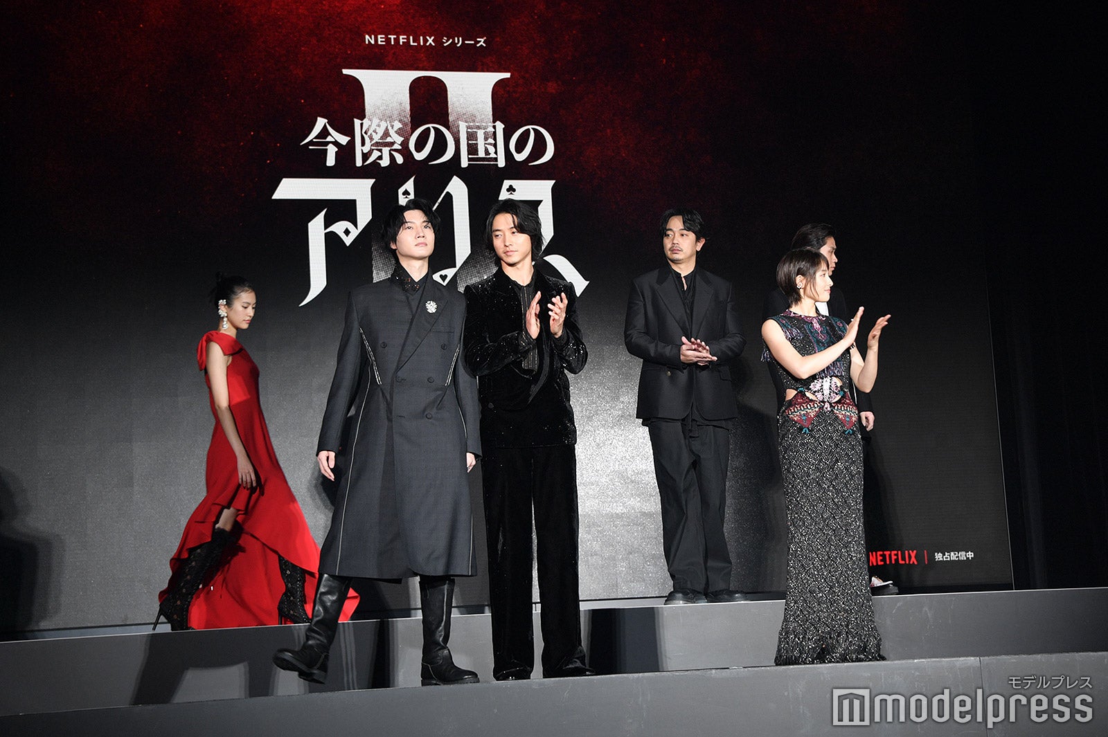 登場時に山崎賢人に寄りかかる桜田通（C）モデルプレス