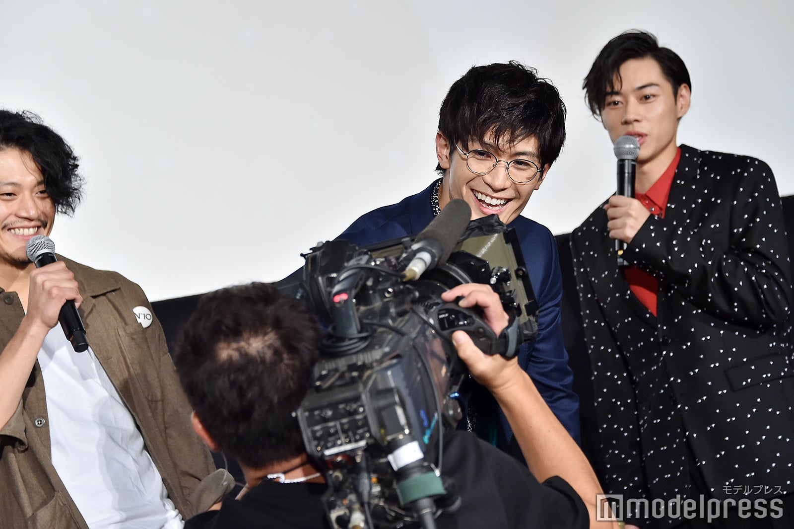 サインを入れる三浦春馬 （C）モデルプレス