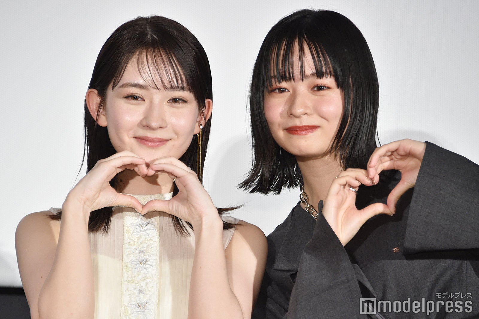 いろいろなハートポーズで盛り上げる畑芽育＆莉子（C）モデルプレス