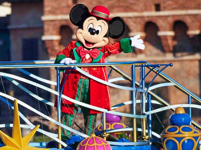 「ディズニー・クリスマス・グリーティング」でのミッキーマウス。クリスマスカラーのコスチュームで登場です