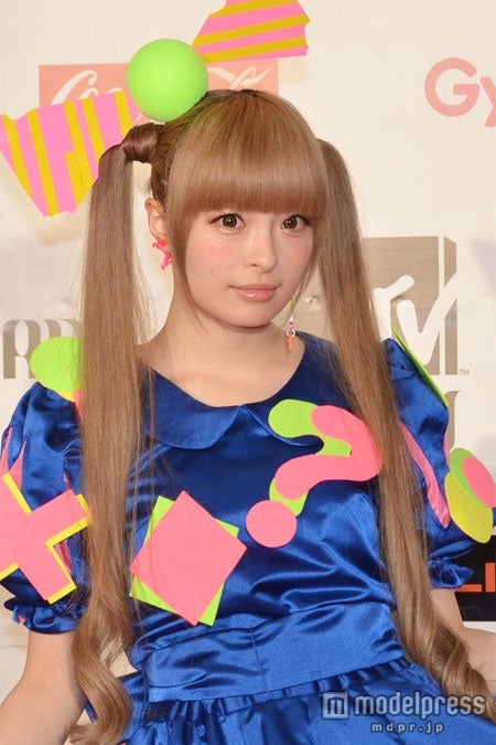 ＜速報＞きゃりー、ポップなミニドレス×ツインテールでレッドカーペットに登場