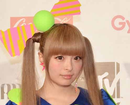 <速報>きゃりー、ポップなミニドレス×ツインテールでレッドカーペットに登場