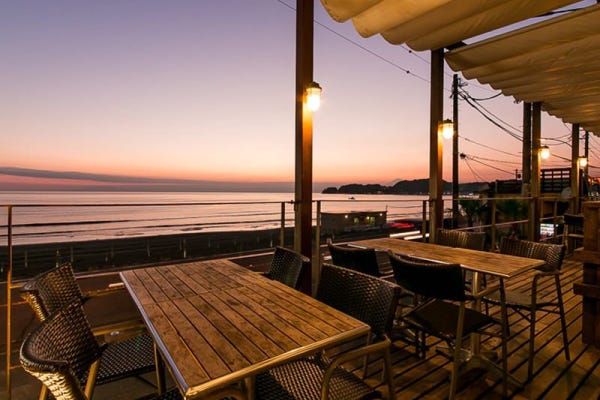 鎌倉の海&サンセットを一望!炭火&燻製料理店「海沿いのキコリ食堂」がオープン