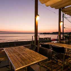 鎌倉の海を一望!「海沿いのキコリ食堂」でアウトドア気分 /画像提供:エスエルディー