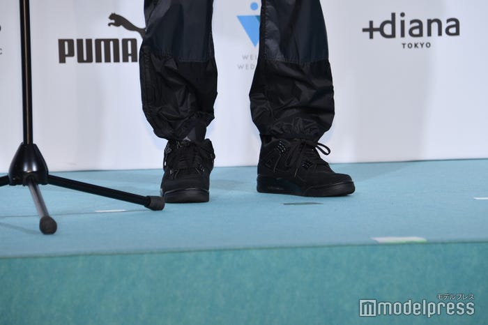 山下健二郎、自前のスニーカー (C)モデルプレス