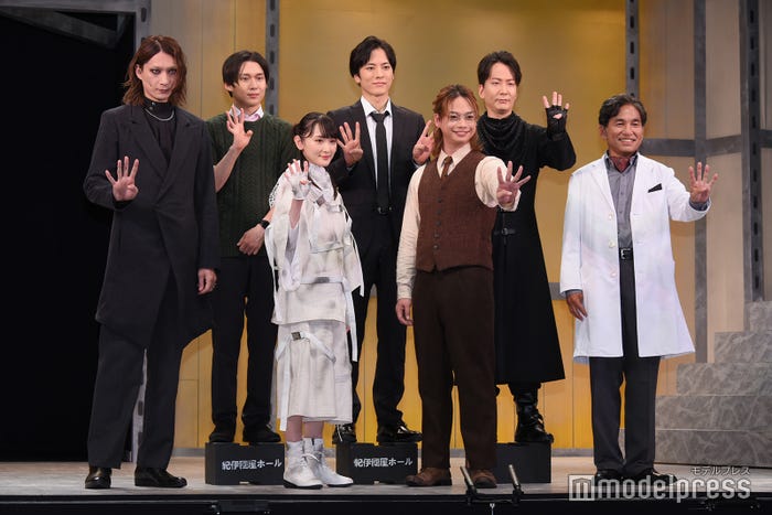 (前列左から)村田充、生駒里奈、池田純矢、阿南健治(後列左から)田村心、松島庄汰、新子景視(C)モデルプレス