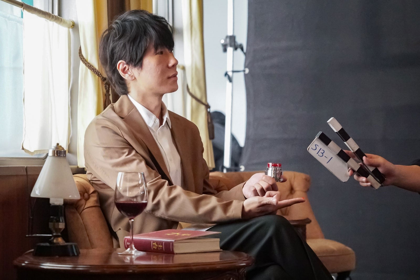 古市憲寿／新テレビCM「列車のふたり セラミド」篇メイキングより（提供写真）