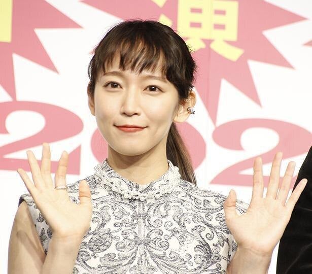 吉岡里帆ピンチ スリッパで吊り橋中央で立ち往生も へっぴり腰がかわいい 悲劇のヒロインスリッパ とファンほっこり モデルプレス