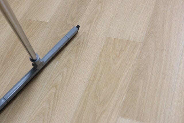 ダイソー　組み立て式ガラスワイパー　使用例　拭き掃除