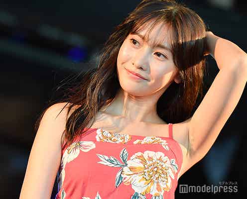 佐野ひなこ、スリットから美脚チラリ リゾートワンピで大人の色気<TGC BEACH 2019>