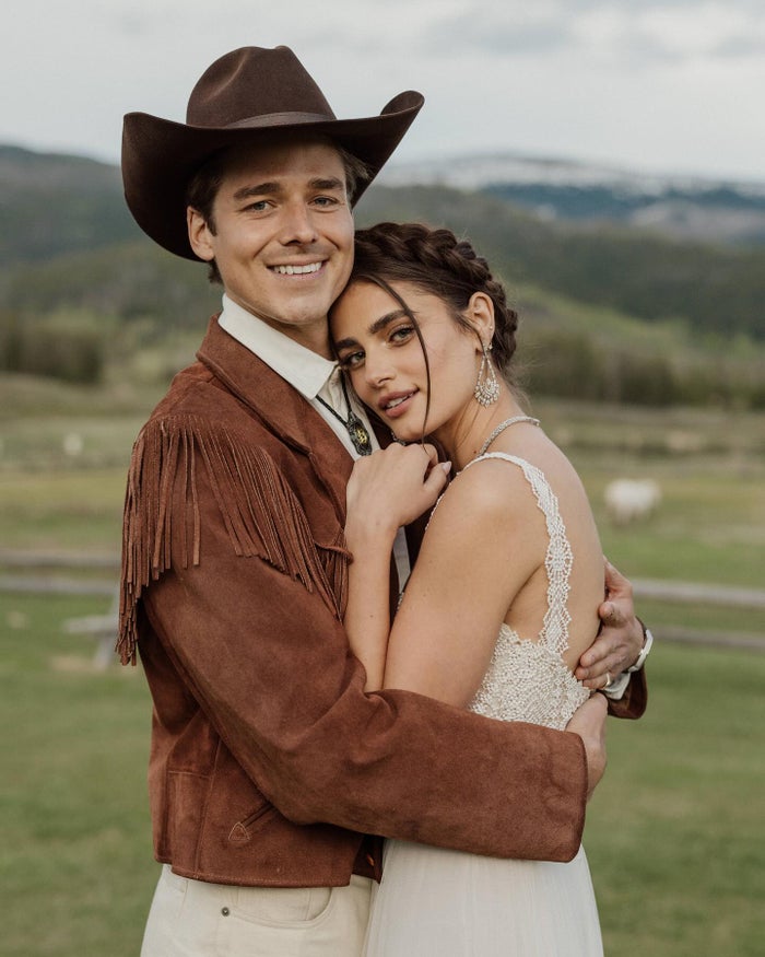 テイラー・ヒル、挙式ショット公開 家族写真にも注目集まる「映画のワンシーンのよう」「遺伝子最強」