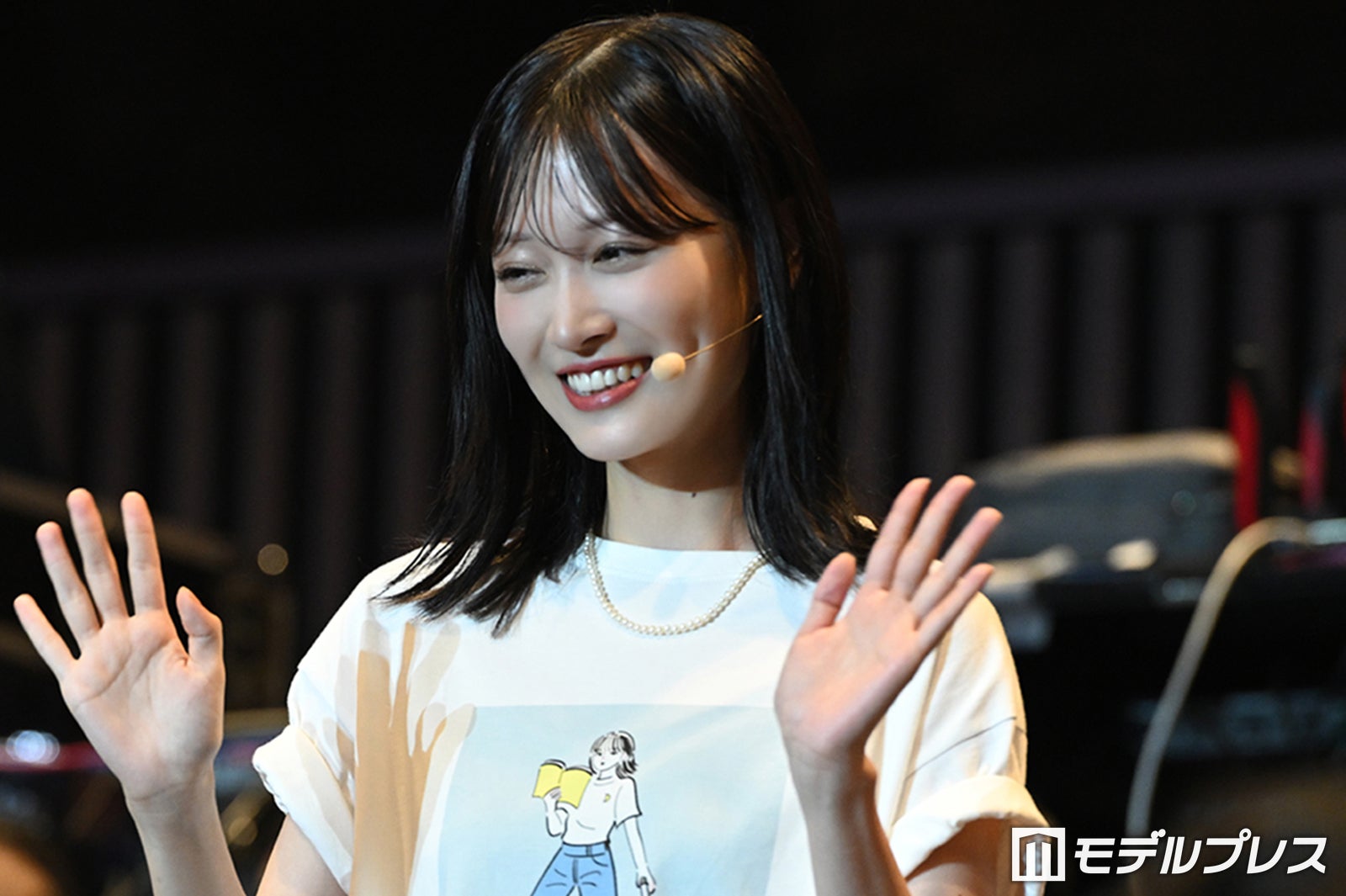 客席からサプライズ登場した山下美月（C）モデルプレス