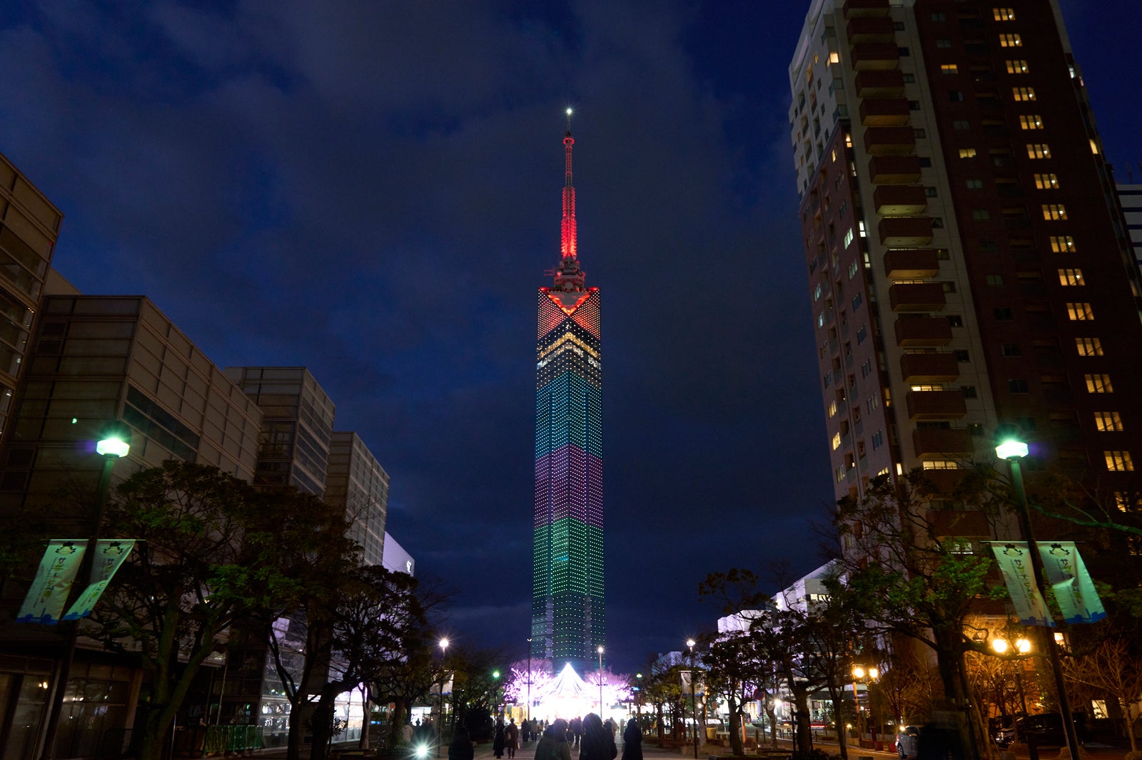 暗くなったあとの福岡タワー（提供写真）