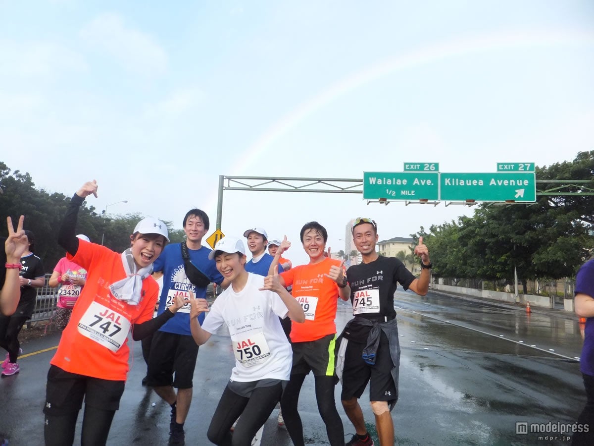虹をバックにポーズを決める持田香織