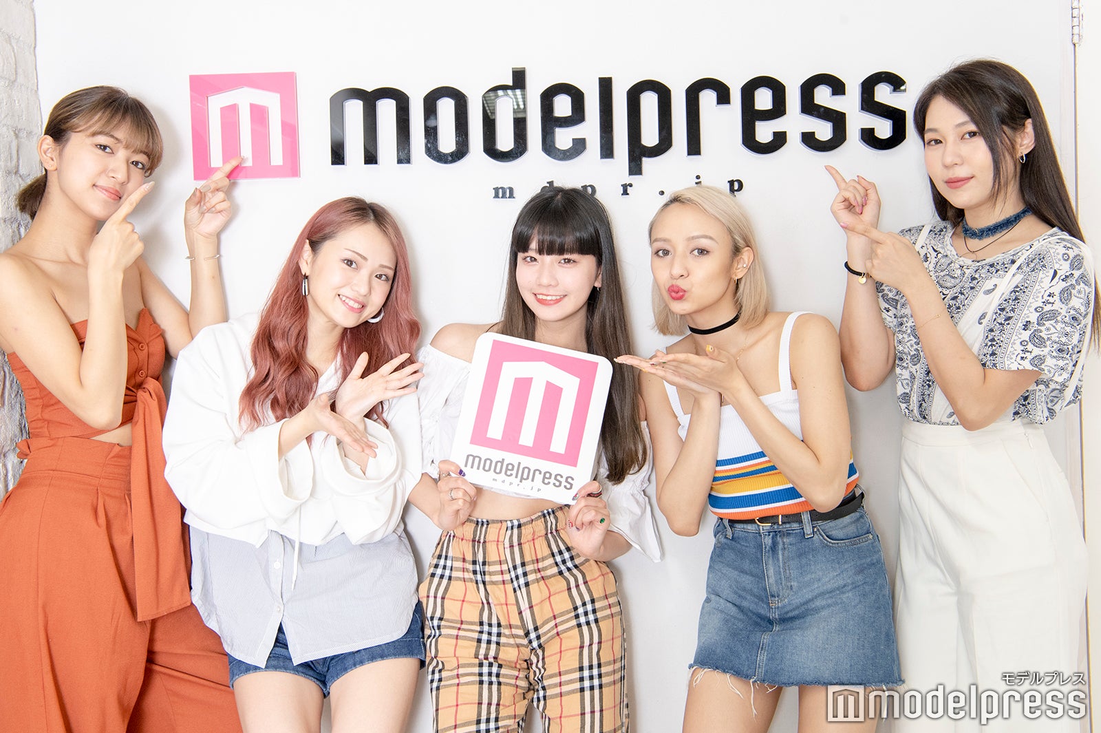 Def Will（左から）REI、AYANO、HINA、LETY、MONNA（C）モデルプレス