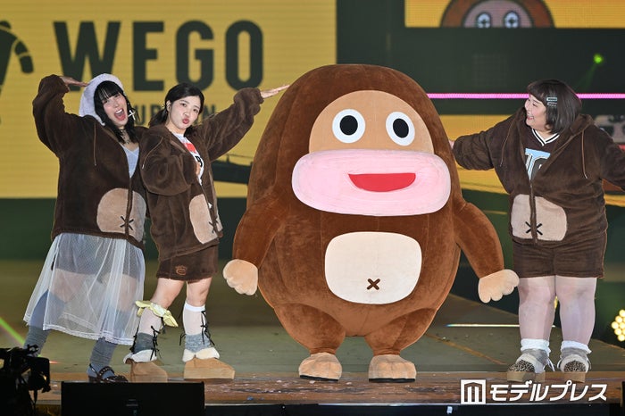 3時のヒロイン、巨大キャラとランウェイ お揃いルームウェアで仲良くポーズ【GirlsAward 2024AW】