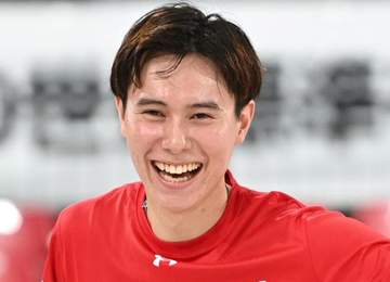 「前脚でギュッてしがみついてる♥」高橋藍の愛犬 初海にビビり水着姿の腕にしがみつく姿に「可愛すぎる♥」「やばーい！」反響