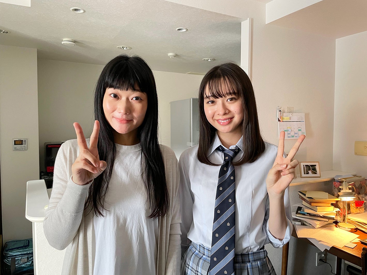 （右）田鍋梨々花／オフショット（提供写真）