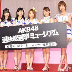 「AKB48選抜総選挙ミュージアム」オープニングセレモニーに出席したAKB48（左から）横山由依、渡辺麻友、高橋みなみ、大島優子、篠田麻里子