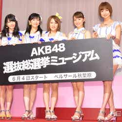 「AKB48選抜総選挙ミュージアム」オープニングセレモニーに出席したAKB48(左から)横山由依、渡辺麻友、高橋みなみ、大島優子、篠田麻里子