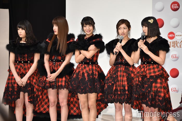 (左から)川本紗矢、入山杏奈、北原里英、渡辺麻友、横山由依(C)モデルプレス