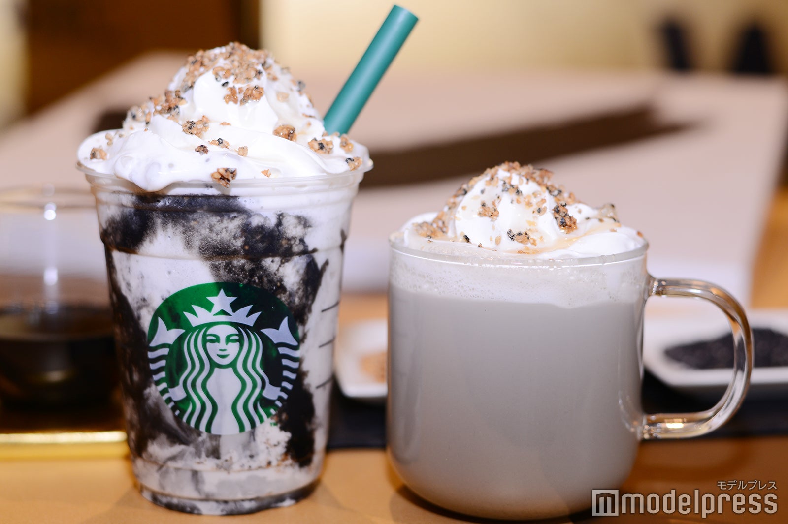 「ゴマ ゴマ ゴマ フラペチーノ」と「ゴマ ゴマ ゴマ ラテ」 （C）モデルプレス