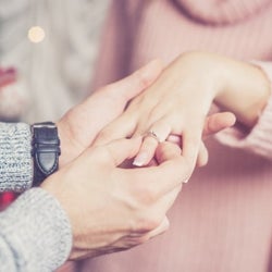 婚姻届の「証人」誰に頼んだ? 先輩カップルに聞いてみたところ……