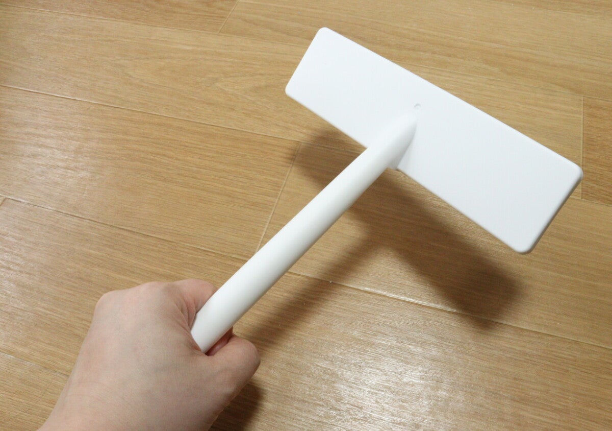 100均のこれ使ってみて！広さと角度が絶妙！日々のちょこっと掃除に便利な柄付きブラシ